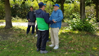 Un pratiquant Taichi dans un parc