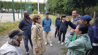 Un pratiquant de Taichi devant une plage